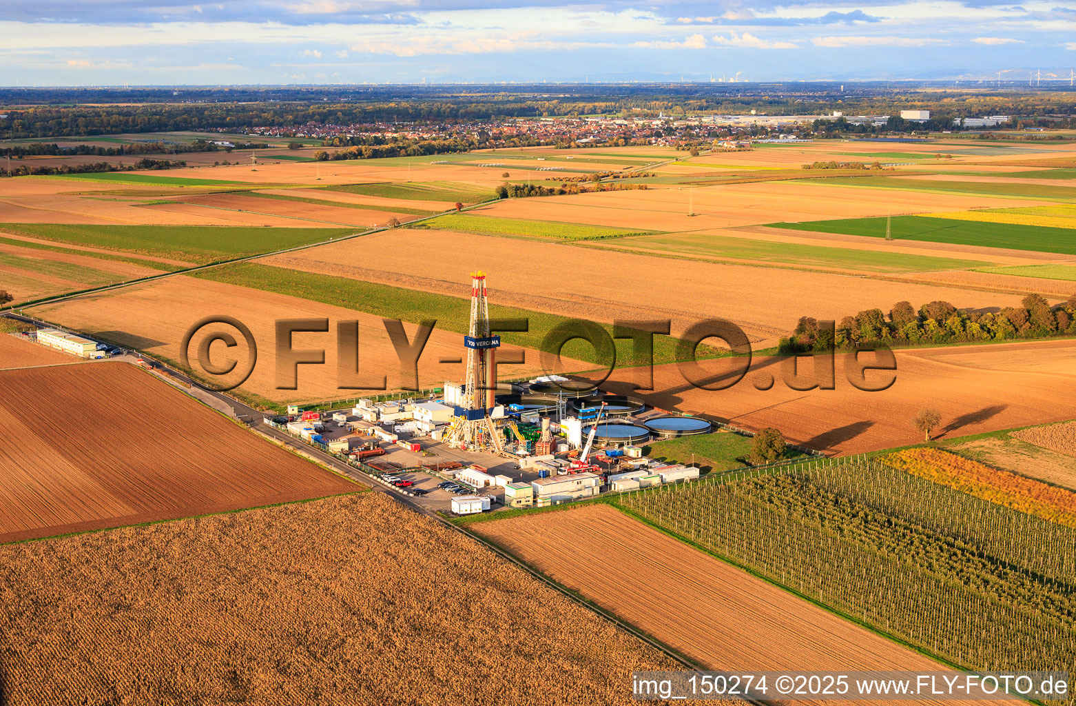 Tiefengeothermie-Bohrung zur Lithiumgewinnung durch die Vulcan Energy GmbH mit Rig V20 der Vercana GmbH in Insheim im Bundesland Rheinland-Pfalz, Deutschland