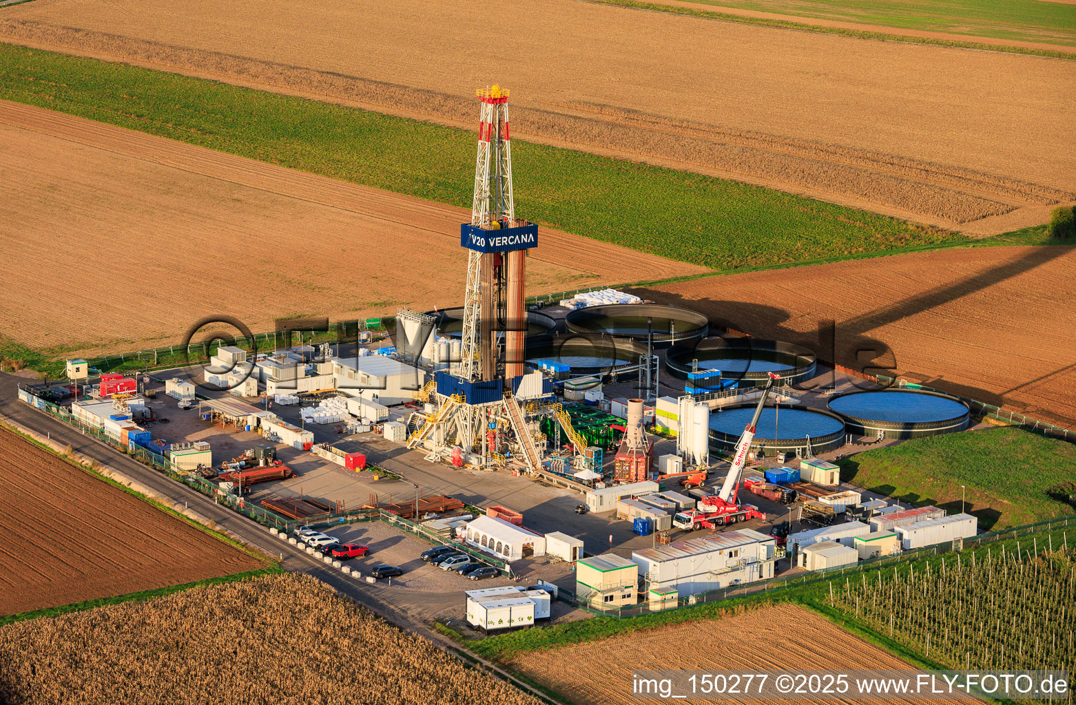 Luftbild von Tiefengeothermie-Bohrung zur Lithiumgewinnung durch die Vulcan Energy GmbH mit Rig V20 der Vercana GmbH in Insheim im Bundesland Rheinland-Pfalz, Deutschland