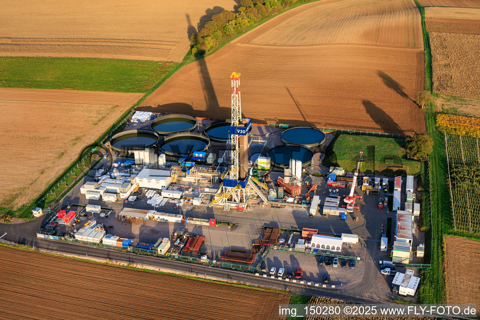Luftaufnahme von Tiefengeothermie-Bohrung zur Lithiumgewinnung durch die Vulcan Energy GmbH mit Rig V20 der Vercana GmbH in Insheim im Bundesland Rheinland-Pfalz, Deutschland