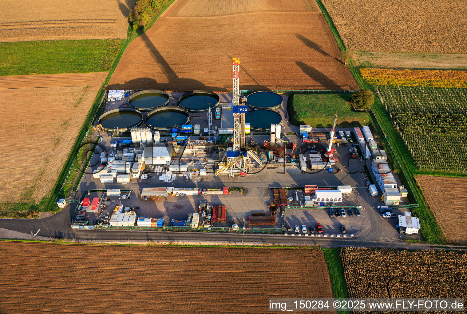 Schrägluftbild von Tiefengeothermie-Bohrung zur Lithiumgewinnung durch die Vulcan Energy GmbH mit Rig V20 der Vercana GmbH in Insheim im Bundesland Rheinland-Pfalz, Deutschland