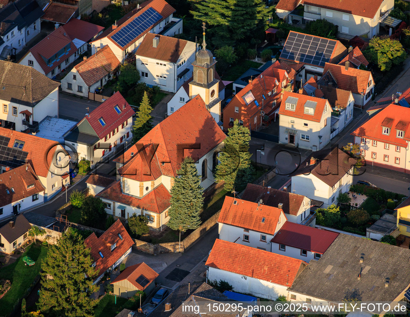 Luftbild von Kirche St. Martin im Ortsteil Mörlheim in Landau in der Pfalz im Bundesland Rheinland-Pfalz, Deutschland