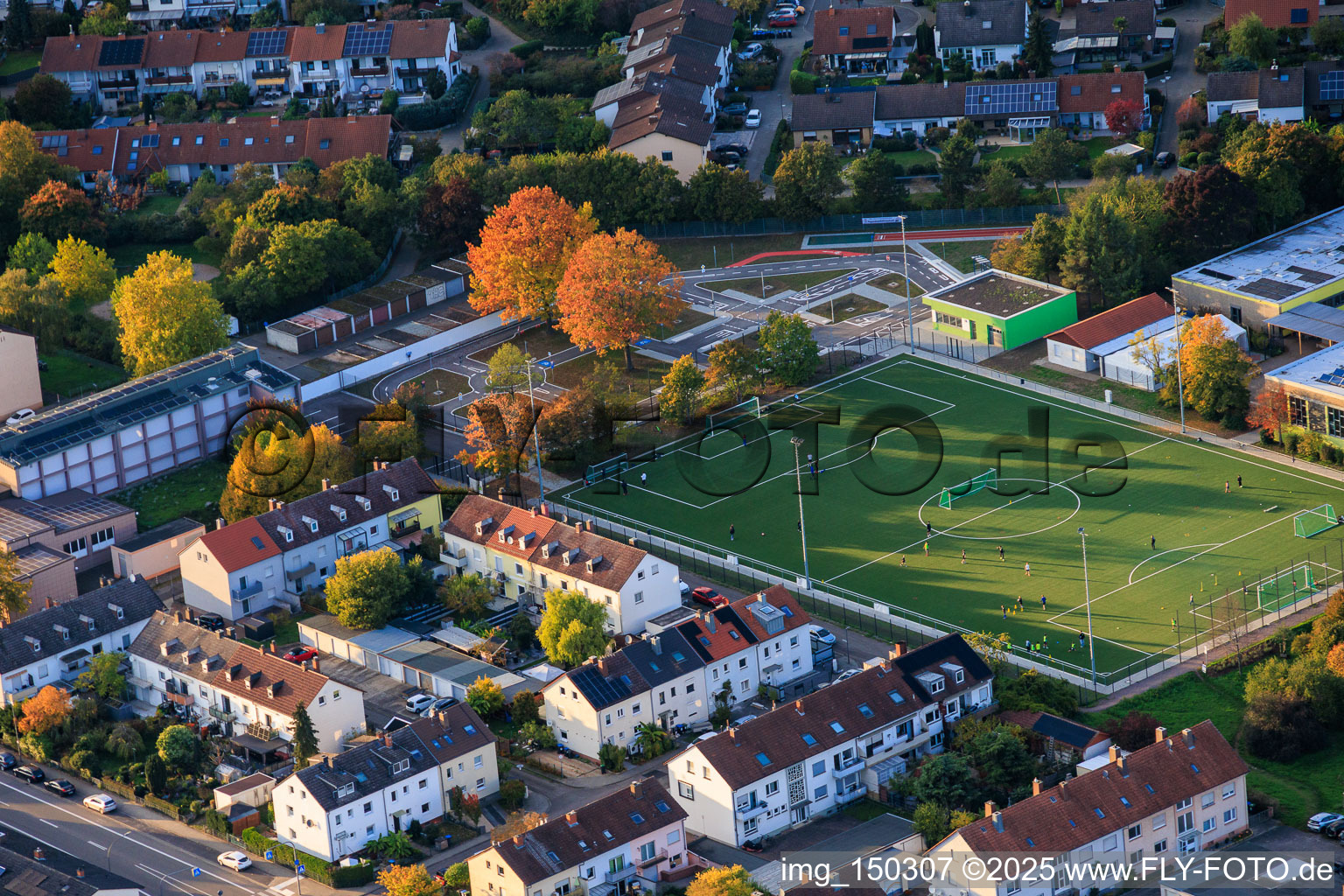 Fußballplatz und Sportheim des FSV Azzurri Landau 1982 e.V im Ortsteil Queichheim in Landau in der Pfalz im Bundesland Rheinland-Pfalz, Deutschland