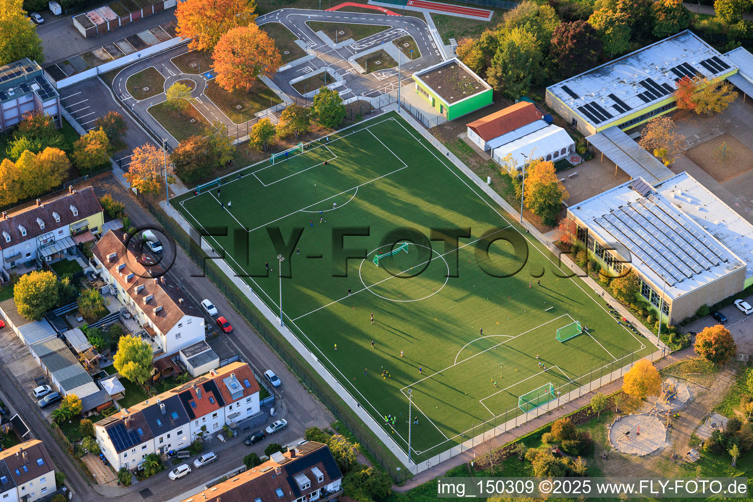 Luftbild von Fußballplatz und Sportheim des FSV Azzurri Landau 1982 e.V im Ortsteil Queichheim in Landau in der Pfalz im Bundesland Rheinland-Pfalz, Deutschland