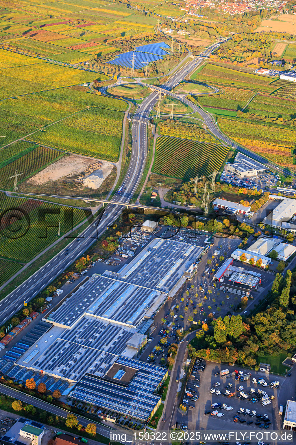 Gillet Baumarkt GmbH und Verlauf der B10 nach Osten mit Ausfahrt Landau/Edesheim in Landau in der Pfalz im Bundesland Rheinland-Pfalz, Deutschland