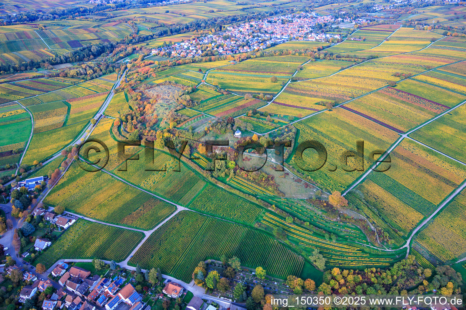 Luftbild von Naturschutzgebiet und Kapelle "Kleine Kalmit" im Ortsteil Arzheim in Landau in der Pfalz im Bundesland Rheinland-Pfalz, Deutschland