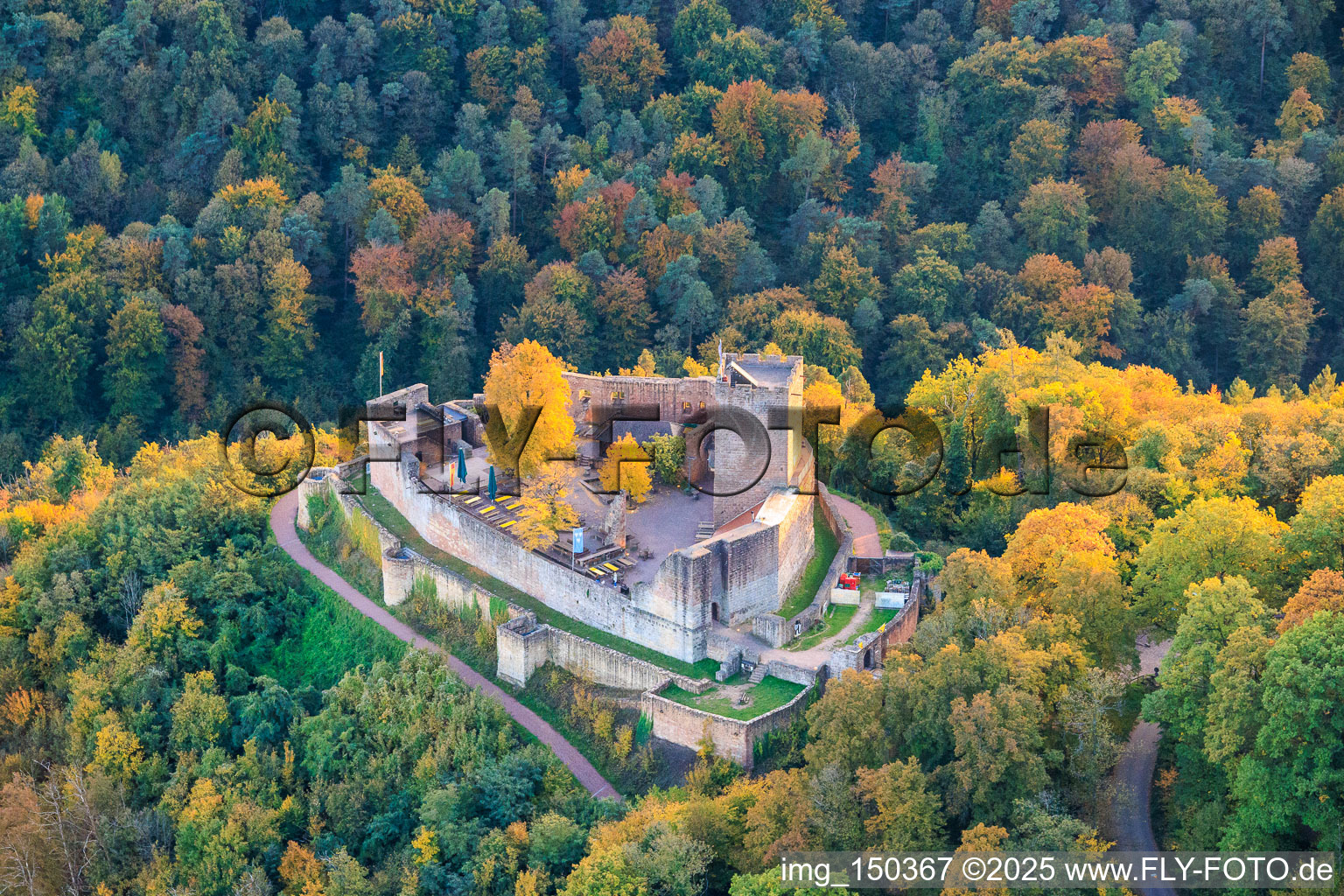 Burg Landeck im Herbst am Abend in Klingenmünster im Bundesland Rheinland-Pfalz, Deutschland