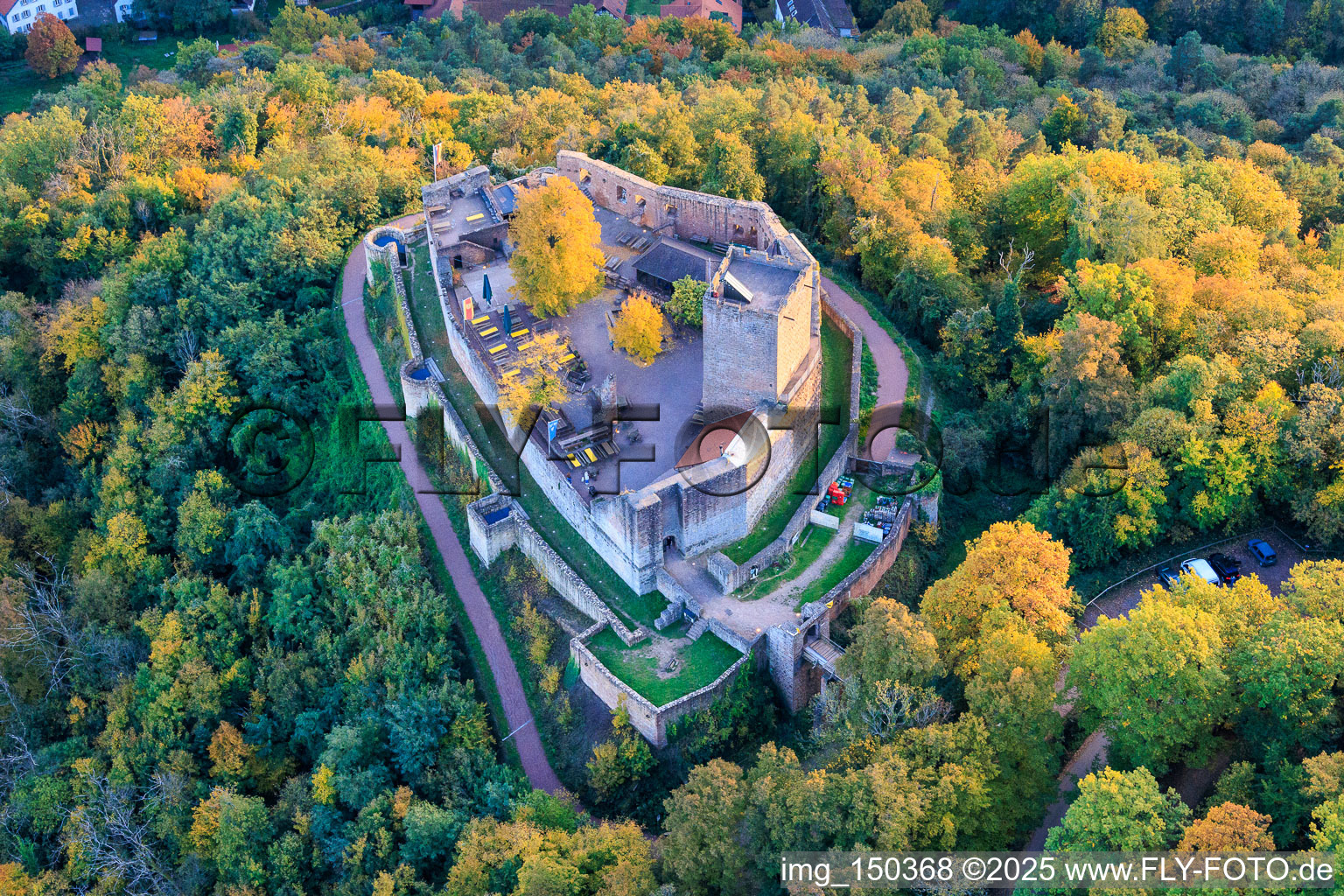 Luftbild von Burg Landeck im Herbst am Abend in Klingenmünster im Bundesland Rheinland-Pfalz, Deutschland