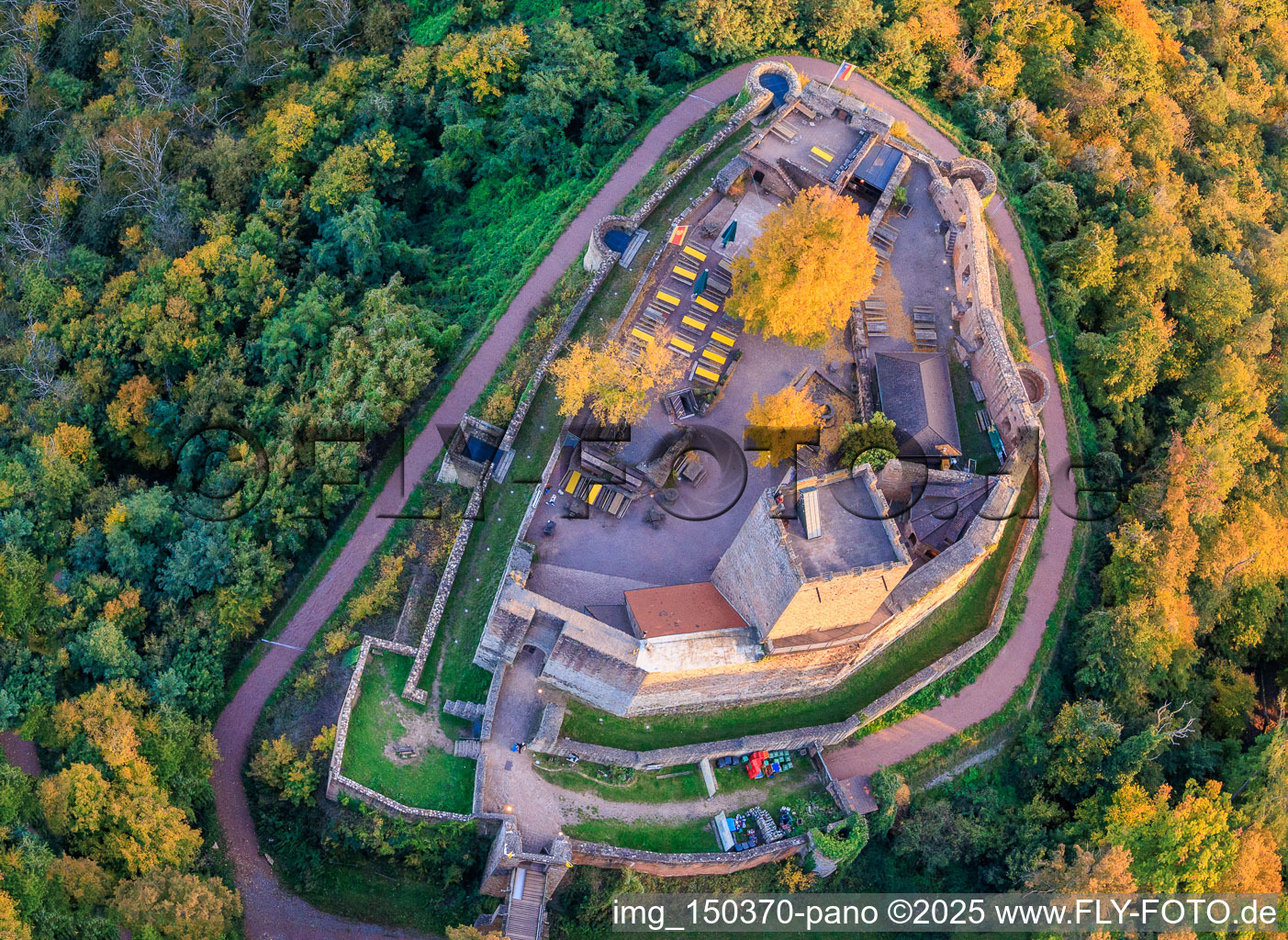 Luftaufnahme von Burg Landeck im Herbst am Abend in Klingenmünster im Bundesland Rheinland-Pfalz, Deutschland