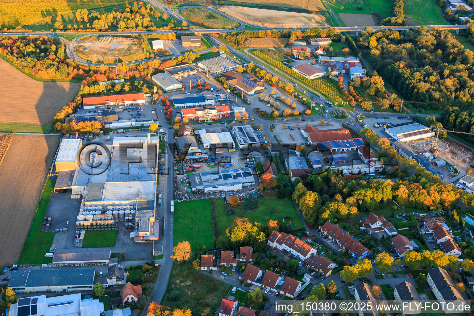 Weinkellerei ZGM Zimmermann-Graeff & Müller GmbH & Co. und Gewerbegebiet Im Weidfeld im Ortsteil Pleisweiler in Bad Bergzabern im Bundesland Rheinland-Pfalz, Deutschland