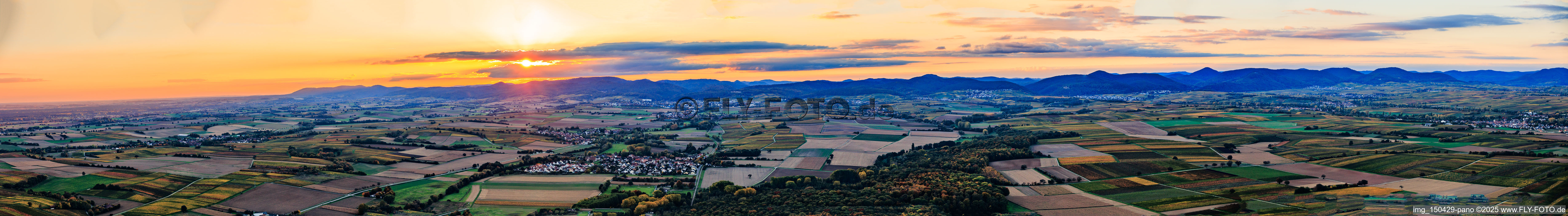 Panorama der Haardt am Abend in der südlichen Weinstraße von Schweigen bis Mörzheim in Niederhorbach im Bundesland Rheinland-Pfalz, Deutschland