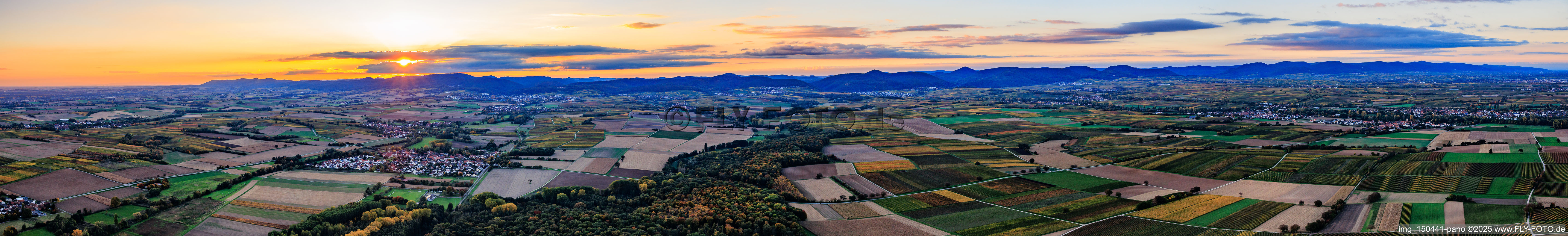 Panorama der Haardt in der südlichen Weinstraße am Abend von Wissembourg bis Landau im Ortsteil Mühlhofen in Billigheim-Ingenheim im Bundesland Rheinland-Pfalz, Deutschland