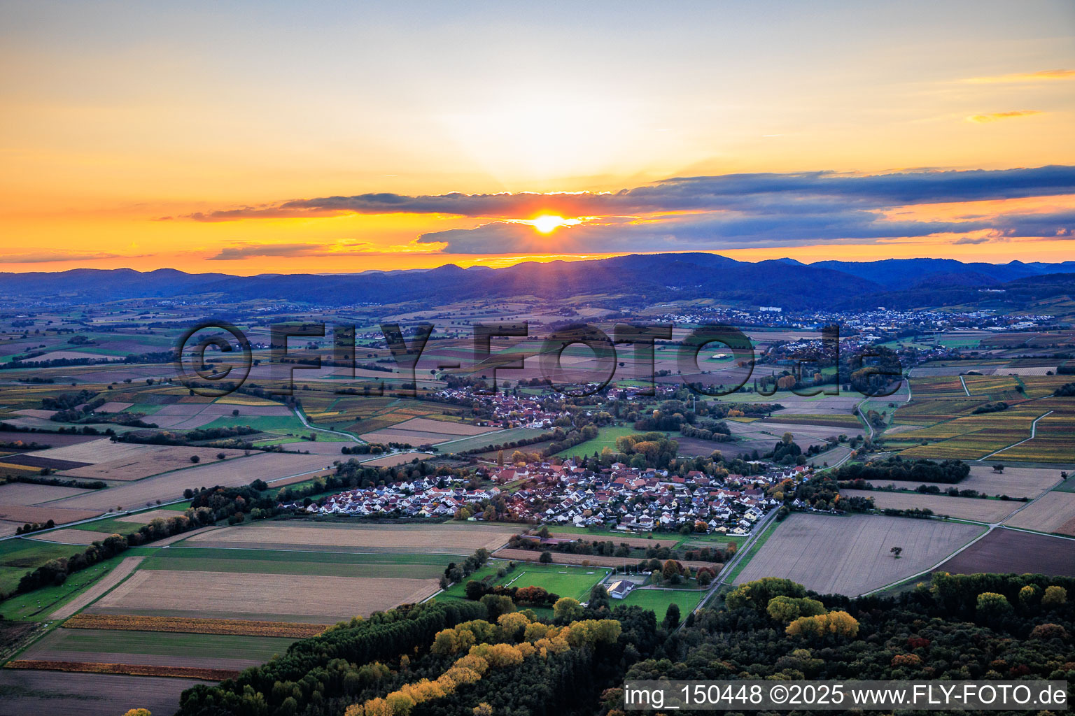 Ortsansicht aus Osten bei Sonnenuntergang in Barbelroth im Bundesland Rheinland-Pfalz, Deutschland