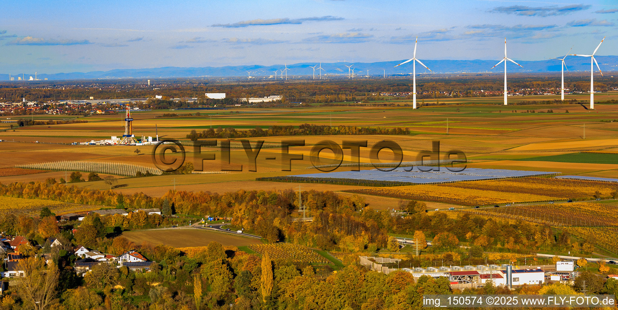 Geothermiekraftwerk Insheim und Bohrturm Rig V20 der Vercana GmbH zur Tiefengeothermie- und Lithiumförderung vor derm Windpark Offenbach im Hintergrund das GKM Mannheim im Bundesland Rheinland-Pfalz, Deutschland