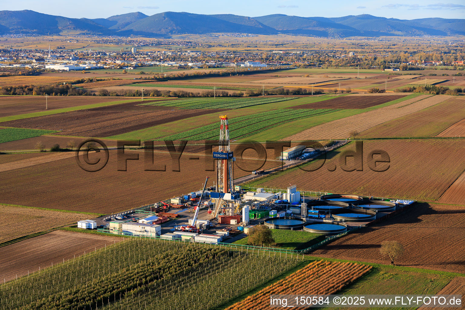 Bohrturm Rig V20 der Vercana GmbH zur Tiefengeothermie- und Lithiumförderung in Insheim im Bundesland Rheinland-Pfalz, Deutschland