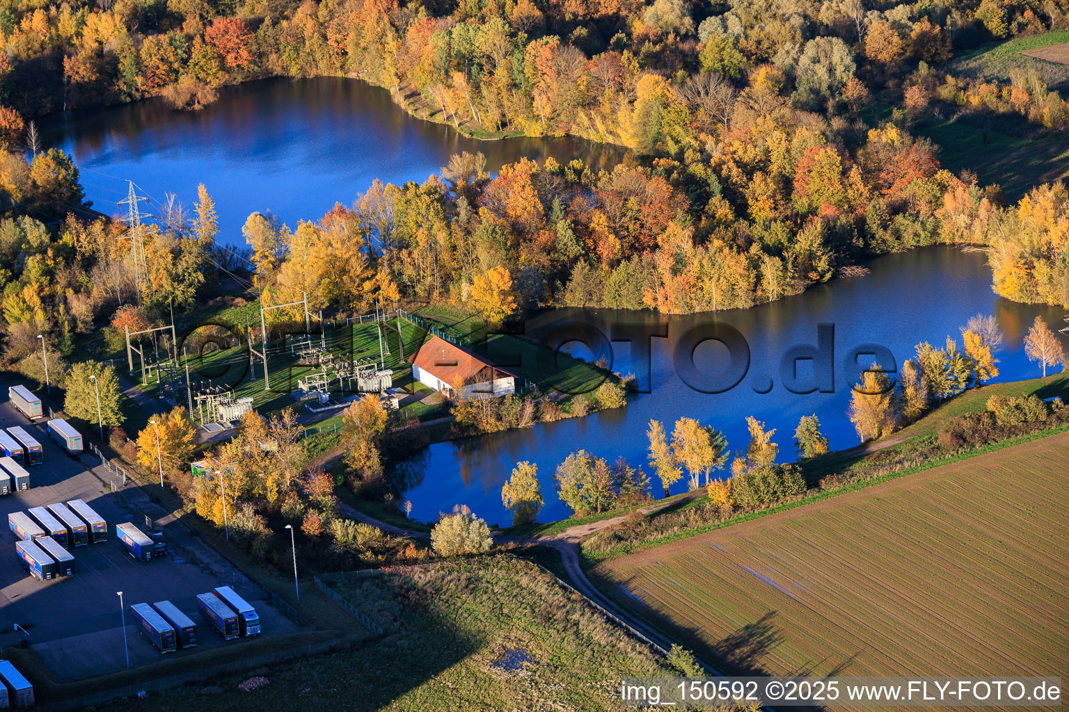 Angelweiher mit Umspannwerk in Offenbach an der Queich im Bundesland Rheinland-Pfalz, Deutschland