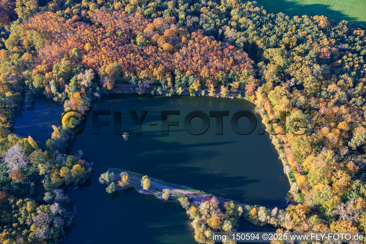 Schrägluftbild von Bärensee in Ottersheim bei Landau im Bundesland Rheinland-Pfalz, Deutschland