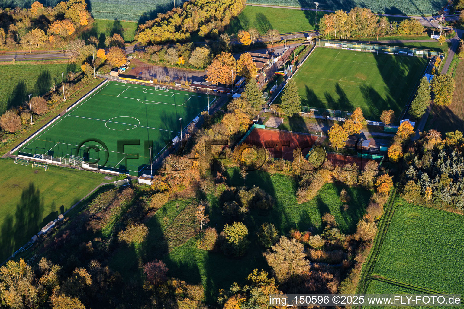 Luftbild von Sportplätze des TB Jahn Zeiskam 1896 e.v. und TC '86 Zeiskam e.V im Bundesland Rheinland-Pfalz, Deutschland