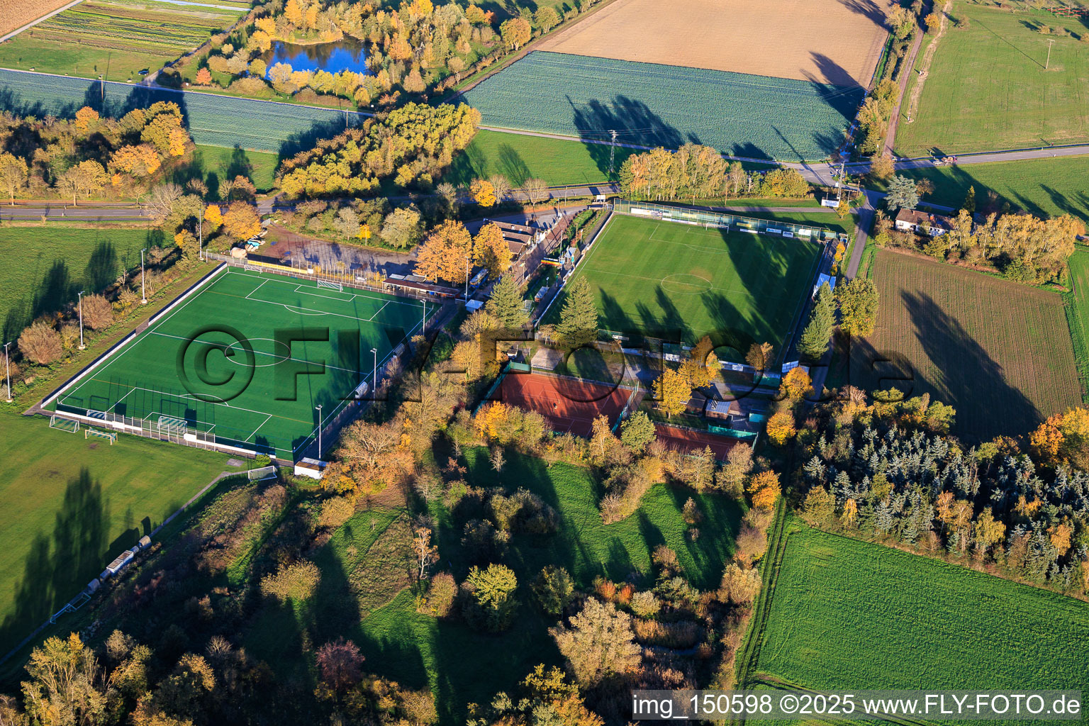 Luftaufnahme von Sportplätze des TB Jahn Zeiskam 1896 e.v. und TC '86 Zeiskam e.V im Bundesland Rheinland-Pfalz, Deutschland