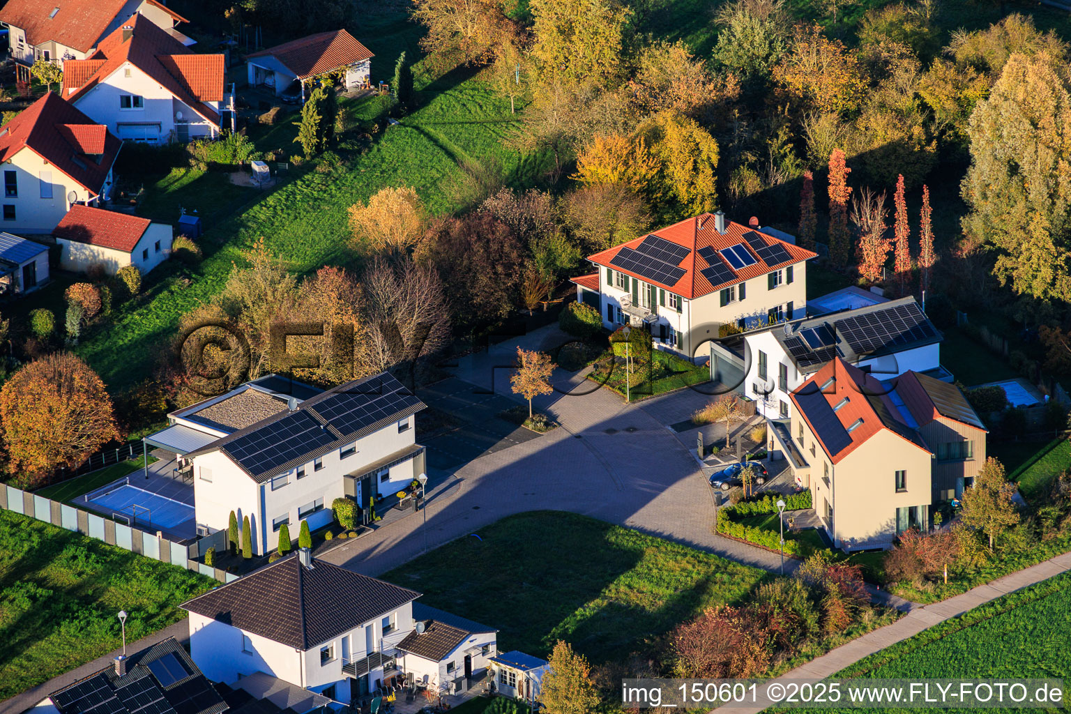 Einfamilienhäuser am Wendehammer von Am Pfarrgarten in Zeiskam im Bundesland Rheinland-Pfalz, Deutschland