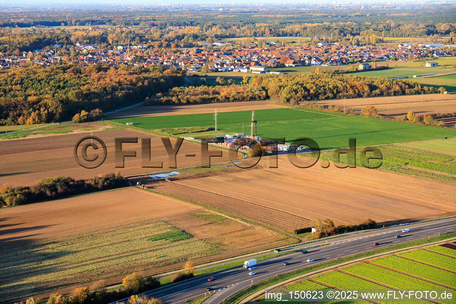 Erkundungsbohrung für Erdöl der Palatina GeoCon GmbH & Co. KG (SCWH1) in Schwegenheim im Bundesland Rheinland-Pfalz, Deutschland