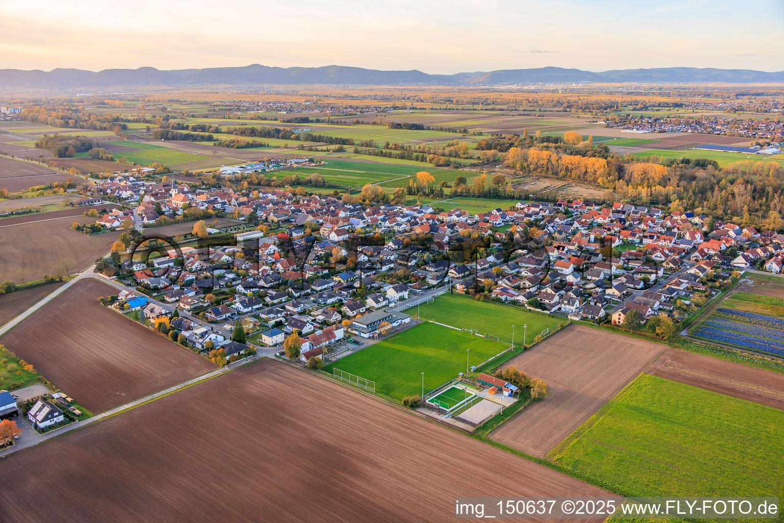 Freisbach von Südosten im Bundesland Rheinland-Pfalz, Deutschland