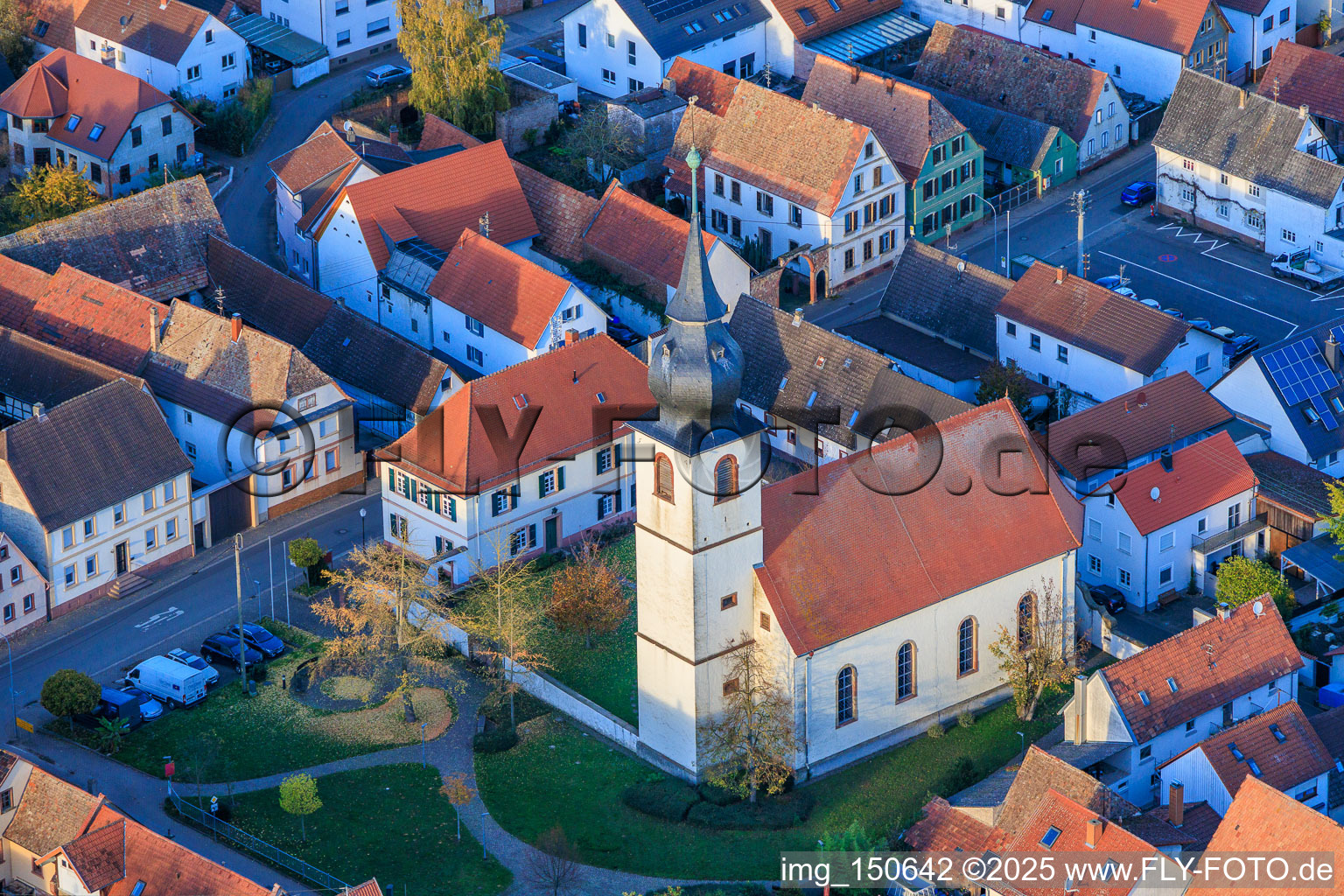 Evangelische Kirche und Kirchpark in Freisbach im Bundesland Rheinland-Pfalz, Deutschland