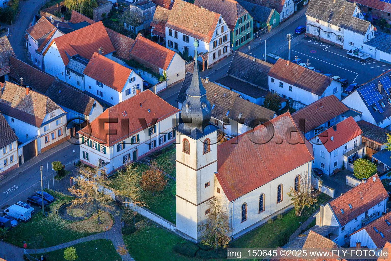 Luftbild von Evangelische Kirche und Kirchpark in Freisbach im Bundesland Rheinland-Pfalz, Deutschland
