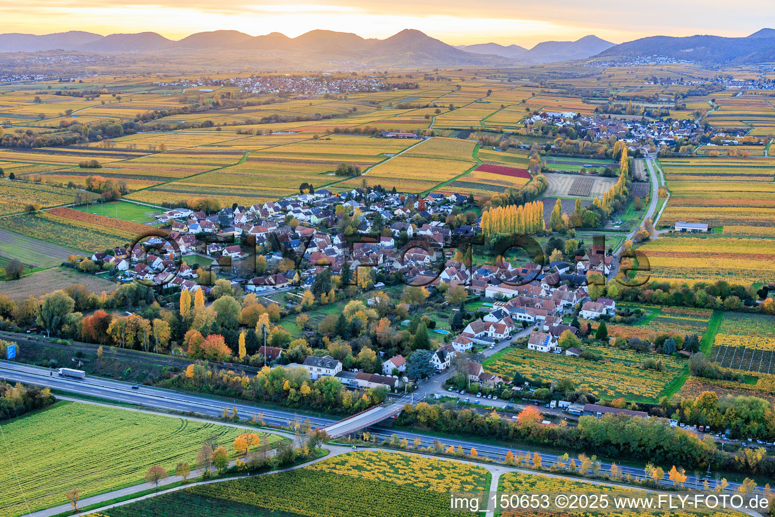 Ortsansicht an der Autobahn von Nordosten in Knöringen im Bundesland Rheinland-Pfalz, Deutschland