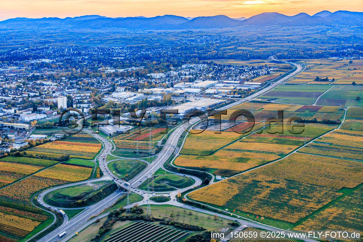 Ausfahrt Landau Edesheim von der B10 am Abend in Landau in der Pfalz im Bundesland Rheinland-Pfalz, Deutschland