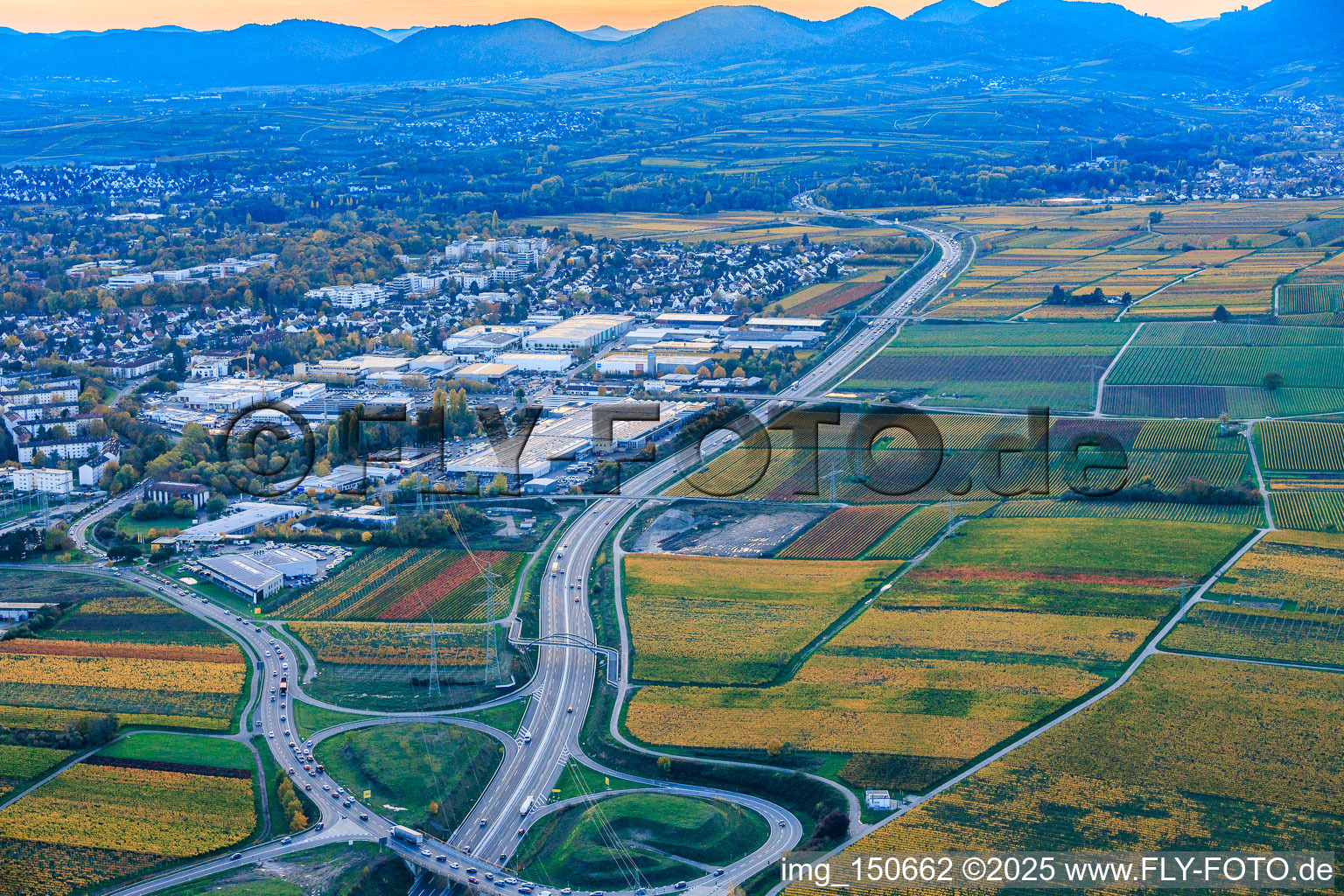 Verlauf der B10 zwischen Landau und Godramstein am Abend in Landau in der Pfalz im Bundesland Rheinland-Pfalz, Deutschland