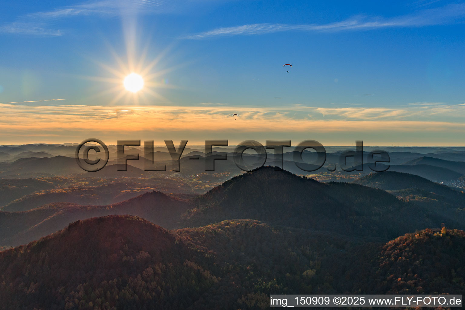 Paragleiter überm Rehberg in Waldrohrbach im Bundesland Rheinland-Pfalz, Deutschland