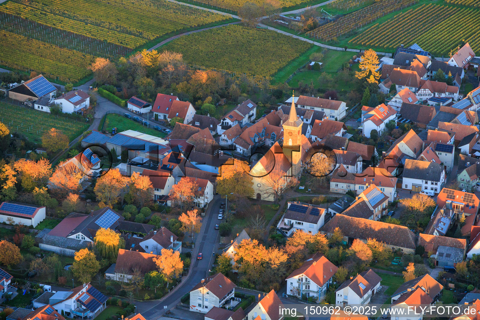 Johanneskirche im Abendlicht im Ortsteil Nußdorf in Landau in der Pfalz im Bundesland Rheinland-Pfalz, Deutschland