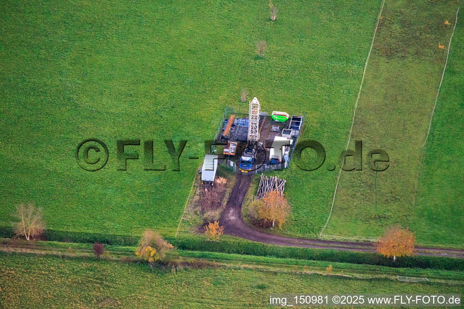 Erdölförderanlage im Ortsteil Queichheim in Landau in der Pfalz im Bundesland Rheinland-Pfalz, Deutschland