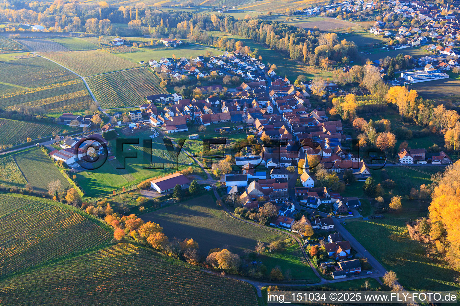 Klingbachstr im Ortsteil Klingen in Heuchelheim-Klingen im Bundesland Rheinland-Pfalz, Deutschland