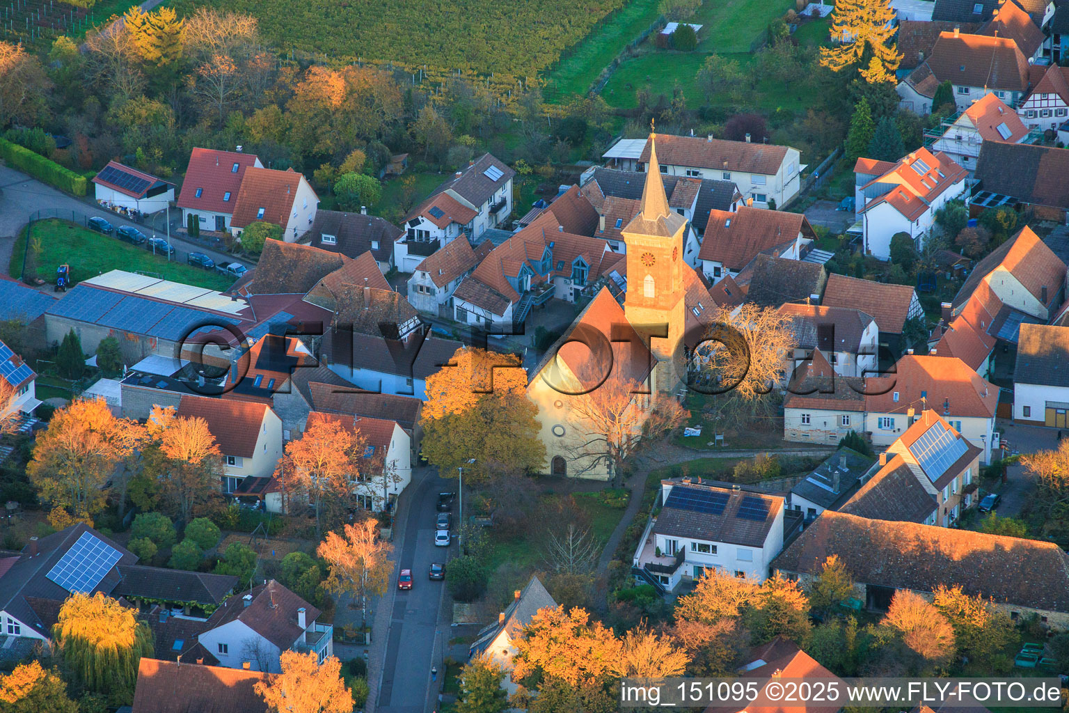 Luftbild von Johanneskirche im Abendlicht im Ortsteil Nußdorf in Landau in der Pfalz im Bundesland Rheinland-Pfalz, Deutschland