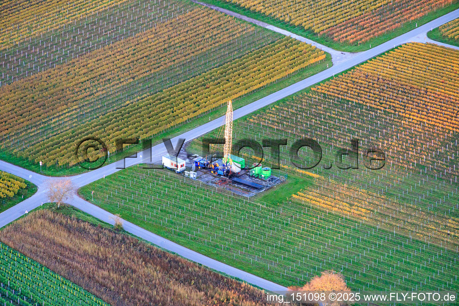 Brunnenbohrarbeiten im Weinberg im Ortsteil Nußdorf in Landau in der Pfalz im Bundesland Rheinland-Pfalz, Deutschland