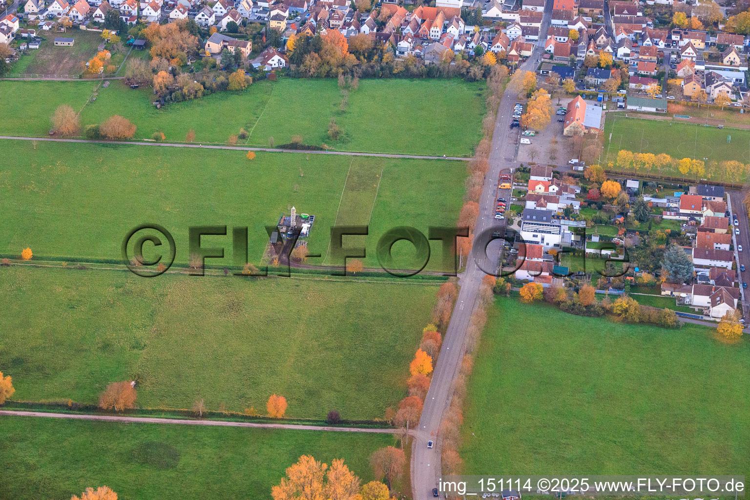 Luftbild von Erdölförderanlage im Ortsteil Queichheim in Landau in der Pfalz im Bundesland Rheinland-Pfalz, Deutschland