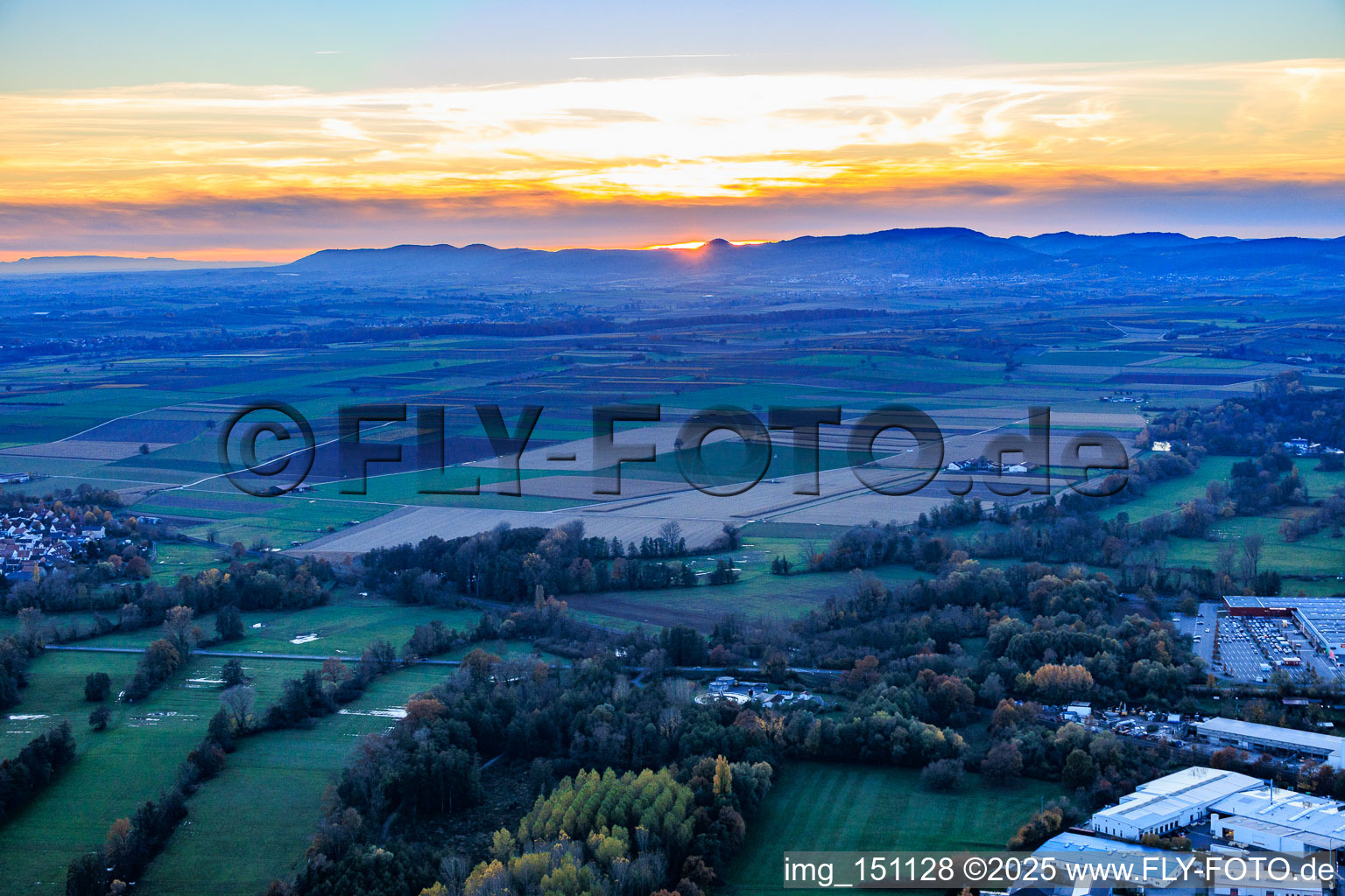 Luftbild von Wiesen im Rohrbachtal bei Sonnenuntergang in Steinweiler im Bundesland Rheinland-Pfalz, Deutschland