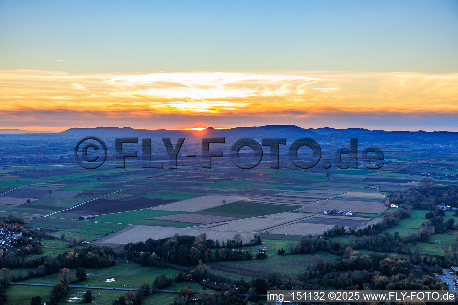 Luftaufnahme von Wiesen im Rohrbachtal bei Sonnenuntergang in Steinweiler im Bundesland Rheinland-Pfalz, Deutschland