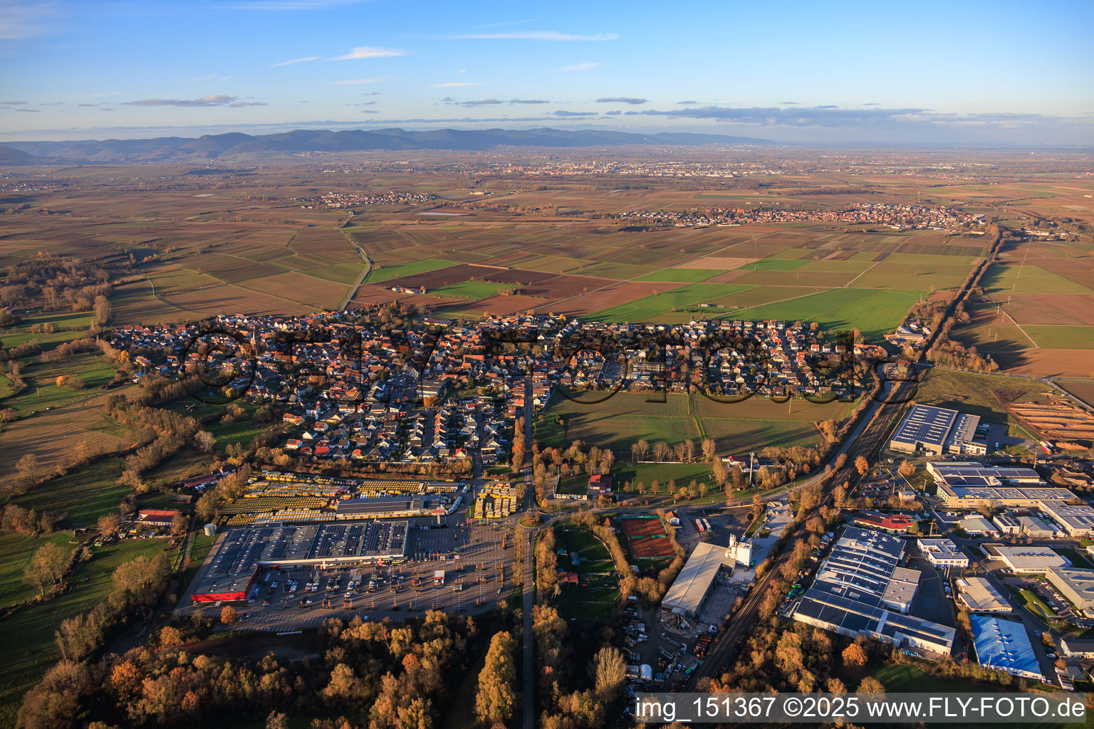 Ortsansicht aus Süden mit Bahnlinie nach Landau in Rohrbach im Bundesland Rheinland-Pfalz, Deutschland