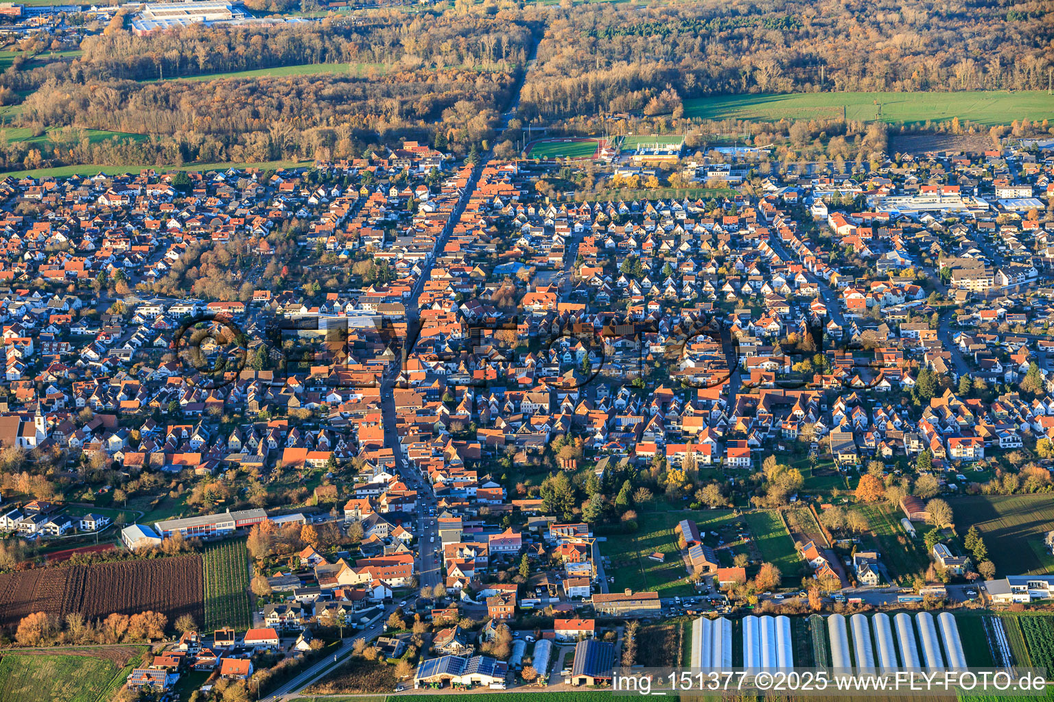 Hauptstraße von Süden in Offenbach an der Queich im Bundesland Rheinland-Pfalz, Deutschland