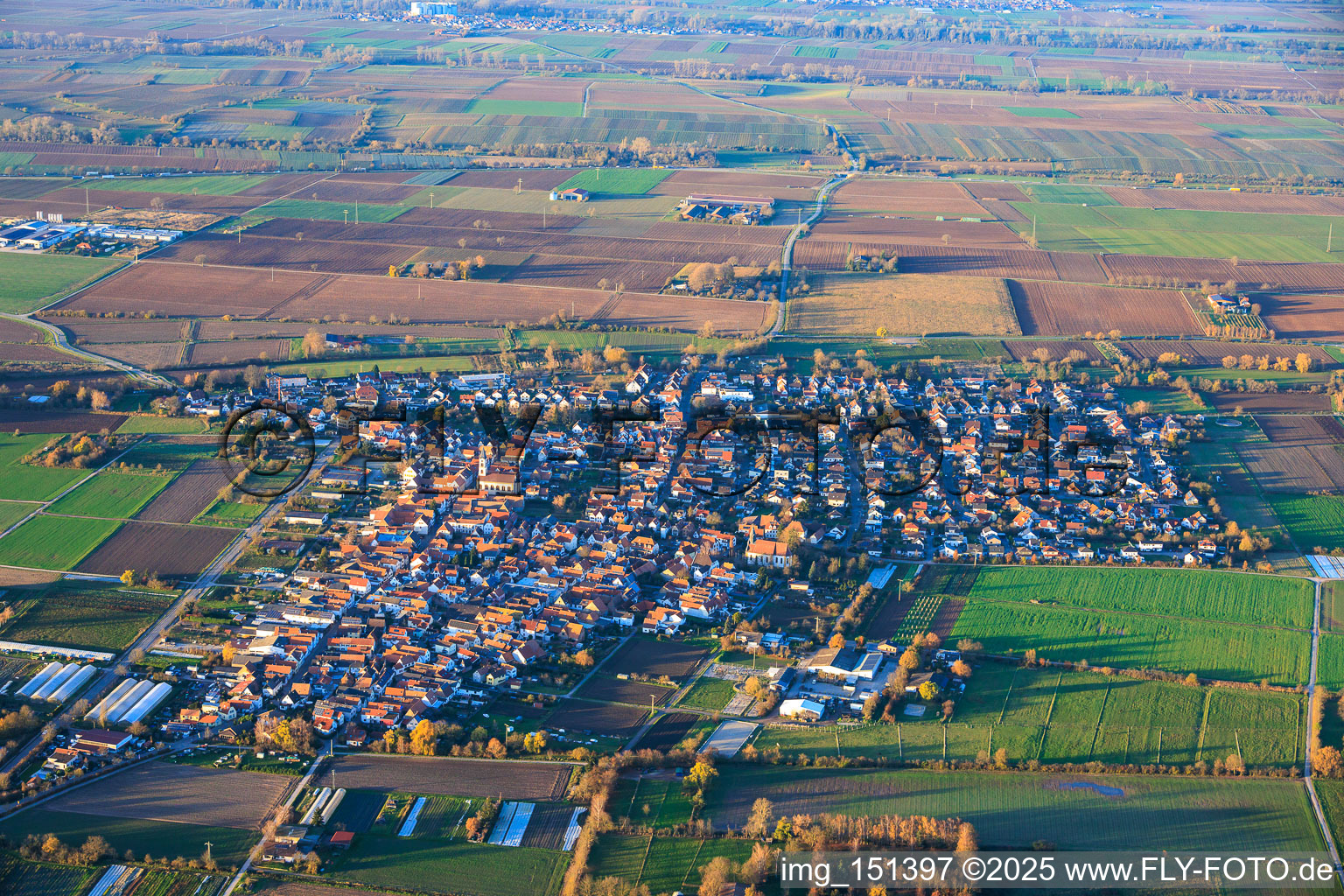 Zeiskam aus Süden im Bundesland Rheinland-Pfalz, Deutschland