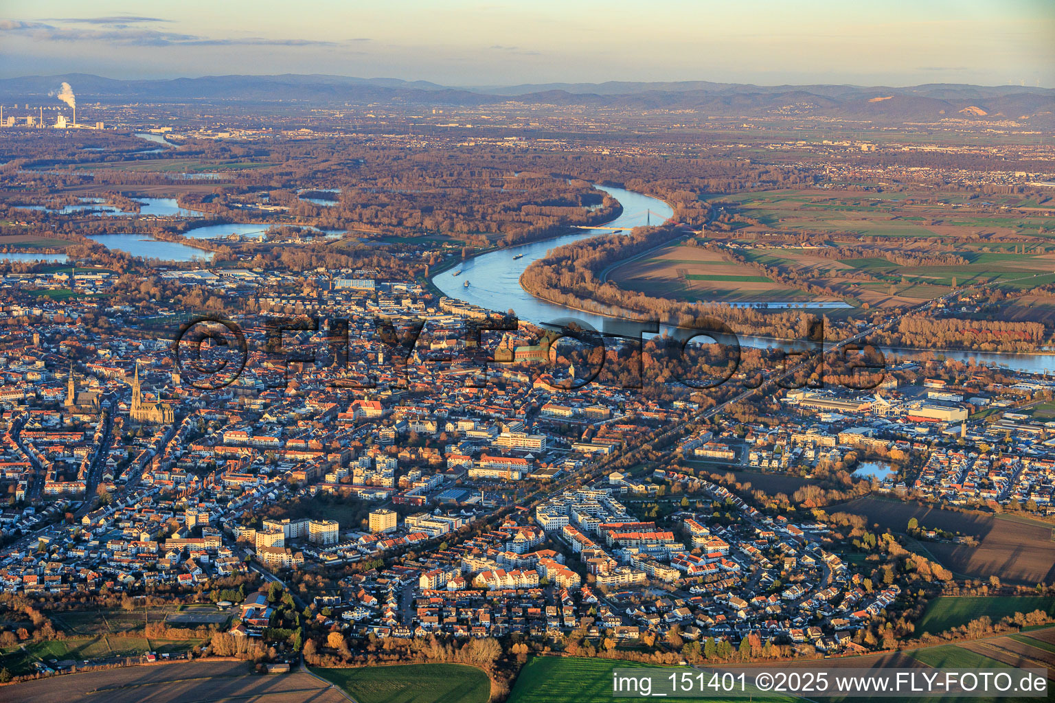 Stadtansicht am Rhein aus Süden im Ortsteil Berghausen in Römerberg im Bundesland Rheinland-Pfalz, Deutschland