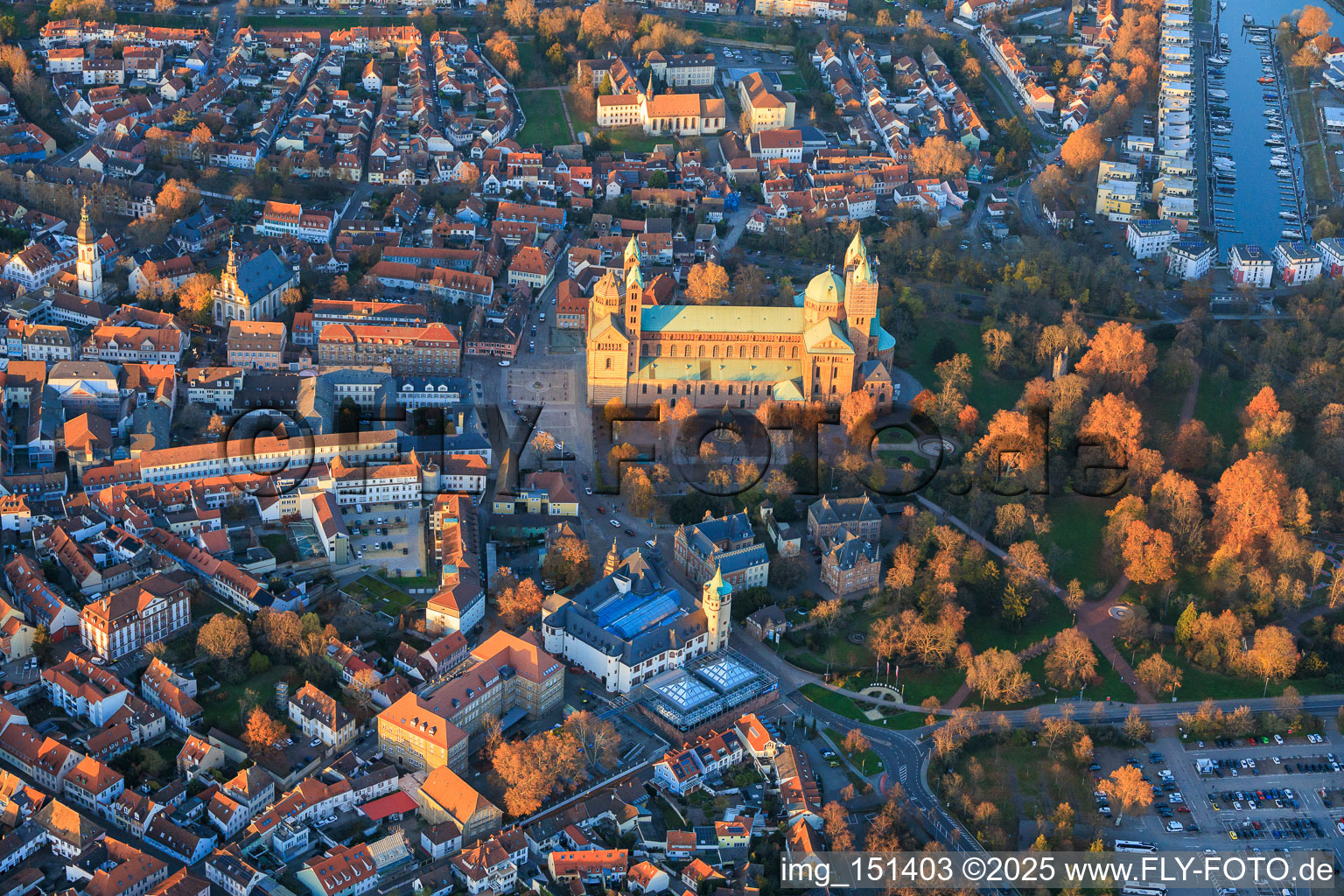 Dom zu Speyer im Herbst bei Abendlicht im Bundesland Rheinland-Pfalz, Deutschland