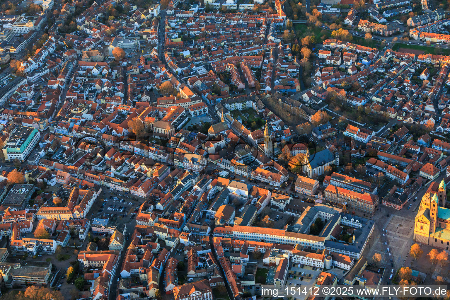 Speyerer Altstadt mit Maximilianstraße am Abend im Bundesland Rheinland-Pfalz, Deutschland