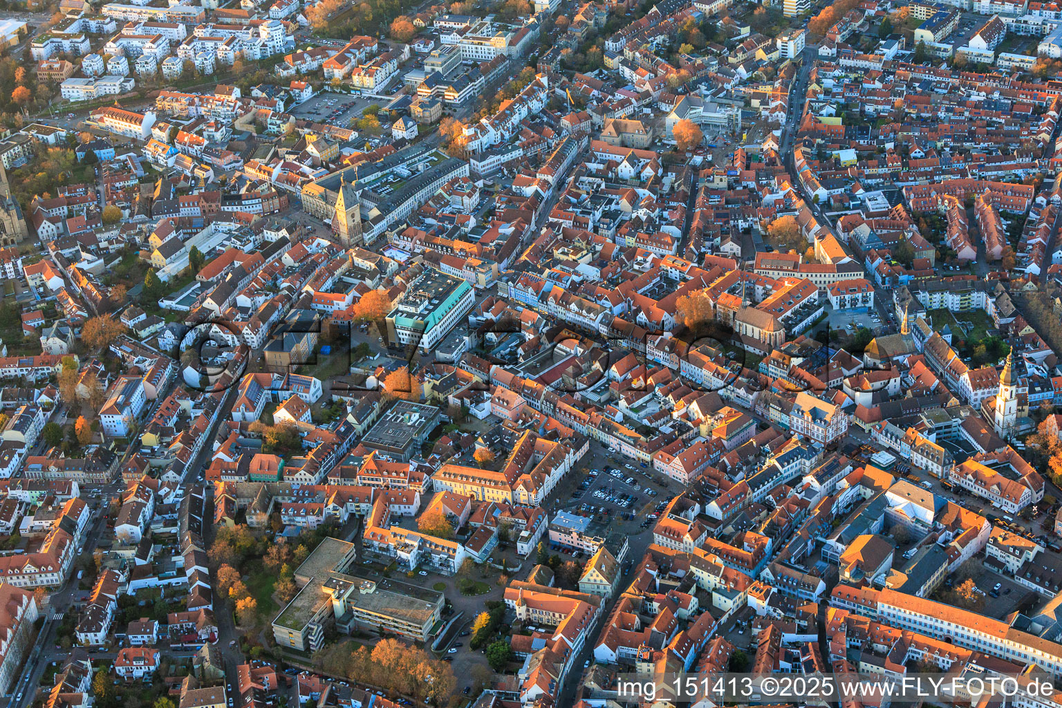 Speyerer Altstadt mit Gilgenstraße Altpörtel und Maximilianstraße am Abend im Bundesland Rheinland-Pfalz, Deutschland