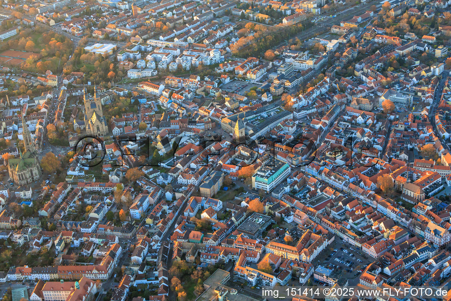 Luftbild von Speyerer Altstadt mit Gilgenstraße Altpörtel und Maximilianstraße am Abend im Bundesland Rheinland-Pfalz, Deutschland
