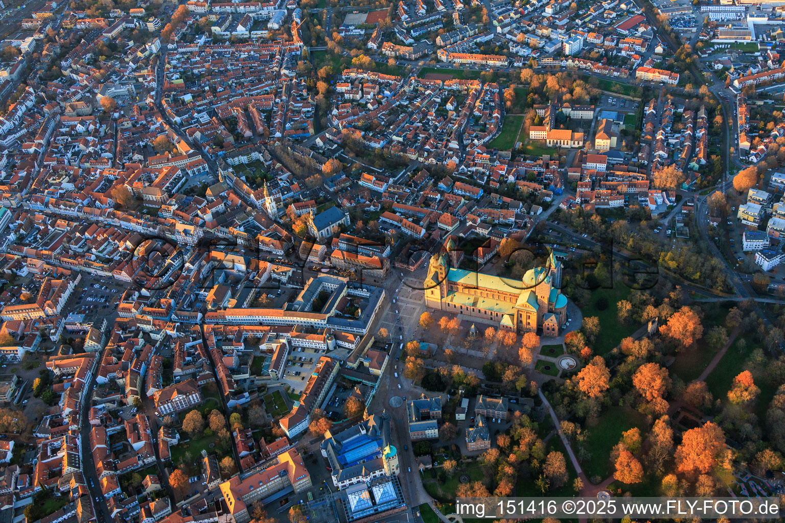 Luftbild von Speyerer Altstadt mit Maximilianstraße am Abend im Bundesland Rheinland-Pfalz, Deutschland