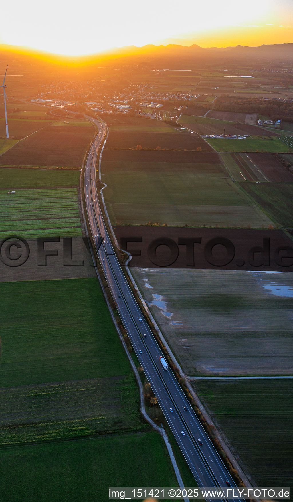 Verlauf der B9 nach Südwesten am Abend in Schwegenheim im Bundesland Rheinland-Pfalz, Deutschland