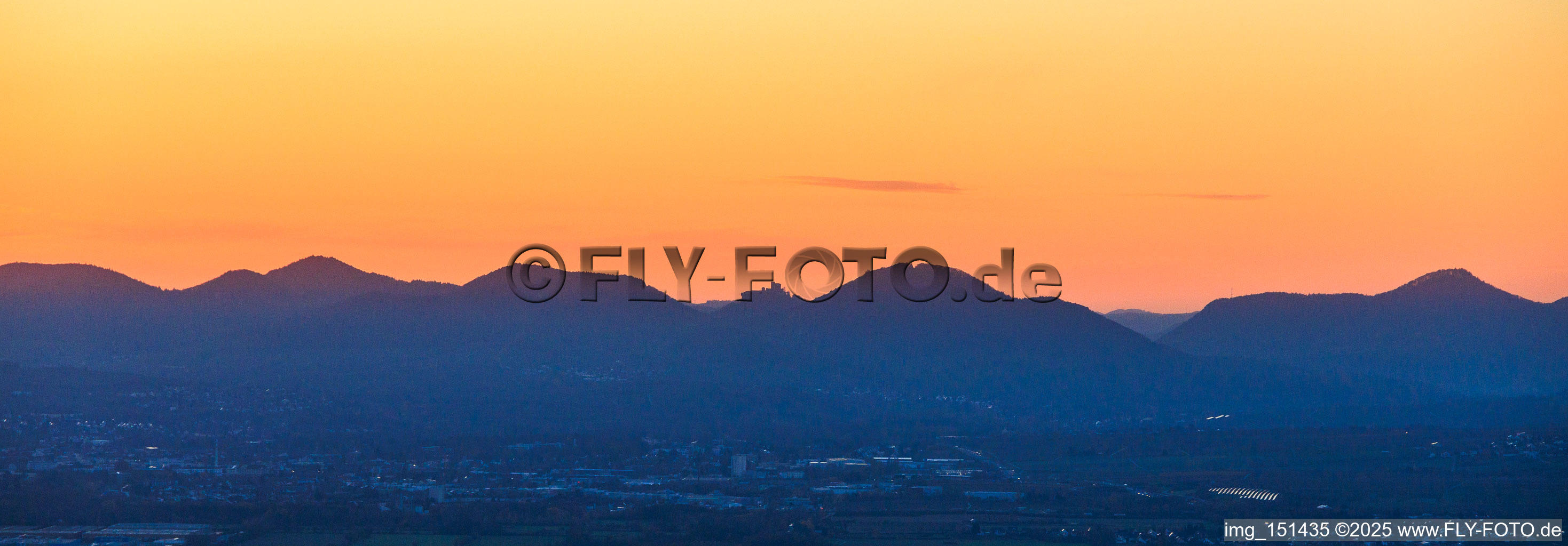 Haardtrand des Pfälzerwalds mit Silouette des Trifels im Abendlicht im Ortsteil Bindersbach in Annweiler am Trifels im Bundesland Rheinland-Pfalz, Deutschland